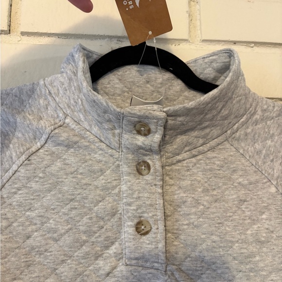 NWT Eddie Bauer Light Gray Quilted Top | Womens Medium - Picture 3 of 8